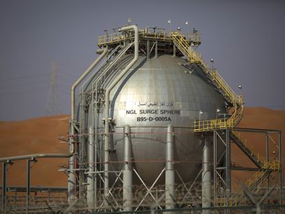 خزان غاز في منشأة لمعالجة الغاز الطبيعي في حقل الشيبة النفطي التابع لشركة أرامكو السعودية في صحراء الربع الخالي، المملكة العربية السعودية في 2 أكتوبر 2018. - المصدر: بلومبرغ