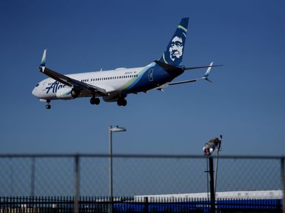طائرة تابعة لشركة \"ألاسكا إيرلاينز\" تهبط في مطار لوس انجليس الدولي، في لوس انجليس، كاليفورنيا، الولايات المتحدة، يوم الثلاثاء، 5 ديسمبر 2023 - المصدر: بلومبرغ