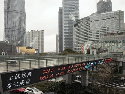 شريط إلكتروني يعرض أسعار الأسهم في حي لوجازوي، وهو الحي المالي في منطقة بودونغ في شنغهاي، الصين، يوم الإثنين 7 فبراير 2022. - المصدر: بلومبرغ