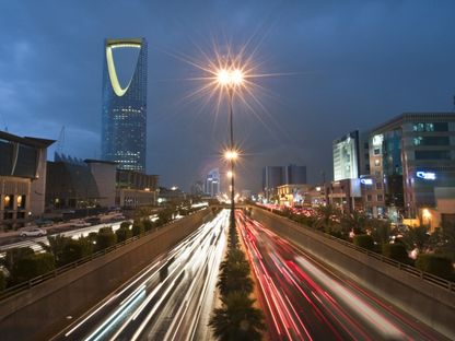 أضواء السيارات على طريق الملك فهد في الرياض، المملكة العربية السعودية - المصدر: بلومبرغ