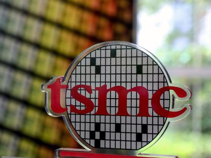 شعار شركة \"تايوان سيميكوندوكتور مانوفاكتشورينغ كو ليمتد\" (TSMC) على رقاة إلكترونية معروضة في متحف الابتكار التابع للشركة في هسينشو، تايوان - المصدر: بلومبرغ