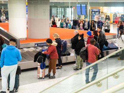 مسافرون بانتظار أمتعتهم في الصالة رقم 5 بمطار \"جون إف. كينيدي الدولي\" قبل عطلة \"عيد الشكر\" في نيويورك، بتاريخ 23 نوفمبر 2022 - المصدر: بلومبرغ