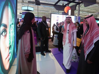 زوار مؤتمر \"ليب 2023\" يشاهدون الروبوت \"سارة\" المزودة بالذكاء الاصطناعي - المصدر: بلومبرغ
