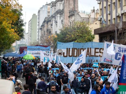 متظاهرون في مسيرة يوم العمال العالمي في بوينس آيرس في 1 مايو  - المصدر: بلومبرغ
