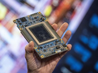 باتريك غيلسنغر، الرئيس التنفيذي لشركة \"إنتل\"، يحمل مسرع \"Intel Gaudi3 AI\" أثناء حديثه خلال حدث إطلاق \"Intel AI Everywhere\" في نيويورك، الولايات المتحدة - المصدر: بلومبرغ