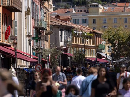 المتسوقون والسياح في شارع سان فرانسوا دي بول في نيس، فرنسا. - المصدر: بلومبرغ