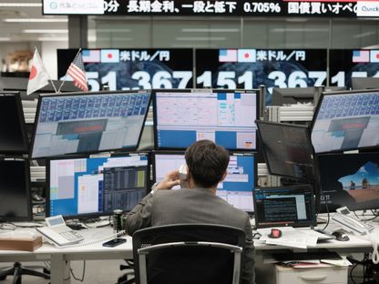 متداول يعمل في قاعة تداول داخل أحد شركات معاملات صرف العملات الأجنبية في طوكيو، اليابان - المصدر: بلومبرغ
