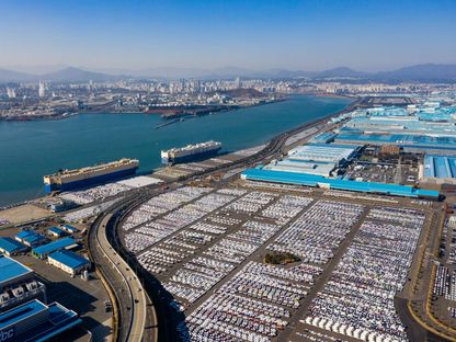 مركبات \"هيونداي موتور\" المعدة للتصدير، في ميناء بالقرب من مصنع أولسان، كوريا الجنوبية  - المصدر: بلومبرغ