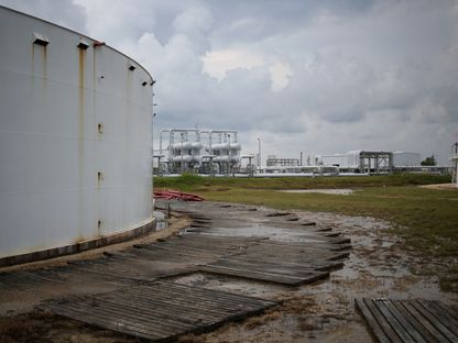 خزان فائض النفط الخام المتقادم في الاحتياطي البترولي الاستراتيجي بريان ماوند التابع لوزارة الطاقة الأمريكية في فريبورت، تكساس، الولايات المتحدة> - المصدر: بلومبرغ