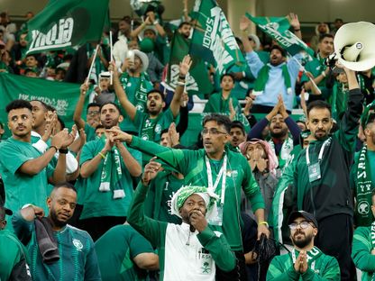 مشجعو المنتخب السعودي لكرة القدم قبيل بدء المباراة بين فريقهم ومنتخب قيرغيزستان في بطولة كأس آسيا 2023، على ملعب أحمد بن علي في الريان، غرب الدوحة يوم 21 يناير 2024 - AFP