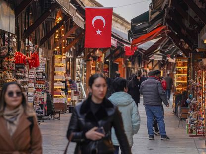 علم تركيا معلق فوق بازار أراستا في إسطنبول، تركيا، يوم الأربعاء، 21 فبراير 2024 - المصدر: بلومبرغ