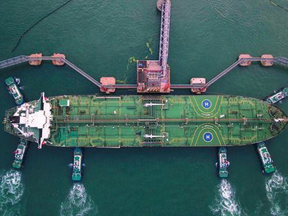 ناقلة نفط في ميناء تشينغداو، الصين - المصدر: بلومبرغ