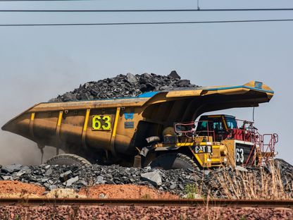 شاحنة تعدين تنقل الفحم في مصنع فولا لمعالجة الفحم في أوجيس ، جنوب إفريقيا ، يوم الجمعة 15 أكتوبر 2021. - المصدر: بلومبرغ