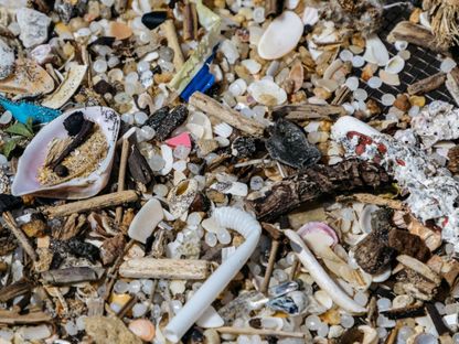 جسيمات بلاستيكية جرفها البحر للشاطئ من ناقلة حاويات غارقة، أوسيويتاكايياوا، سريلانكا - المصدر: بلومبرغ