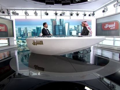 عجلان العجلان رئيس مجلس الغرف السعودية مع الإعلامي عبد الله السبيعي - المصدر: الشرق