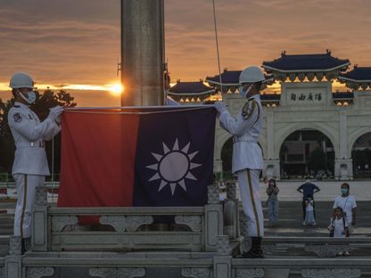 جنود ينزلون العلم التايواني بعد انتهاء حفل أقيم في قاعة تشيانغ كاي شيك التذكارية في تايبيه، تايوان - المصدر: بلومبرغ