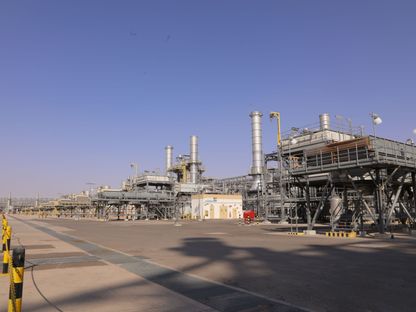 مرافق معالجة النفط في حقل خريص في السعودية، يوم 28 يونيو 2021. يقول محللون غربيون إنه من دون براميل النفط السعودية الإضافية، فإن هناك فرصة ضئيلة لترويض التضخم في الولايات المتّحدة والذي يضرّ باقتصادها - المصدر: بلومبرغ