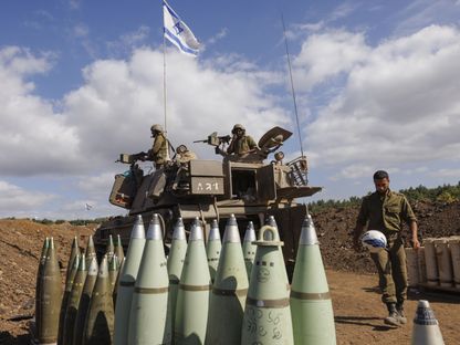 سيارة مسلحة داخل إحدى قواعد المدفعية التابعة للجيش الإسرائيلي بالقرب من الحدود مع لبنان في شمال إسرائيل، بتاريخ 10 نوفمبر 2023 - المصدر: بلومبرغ