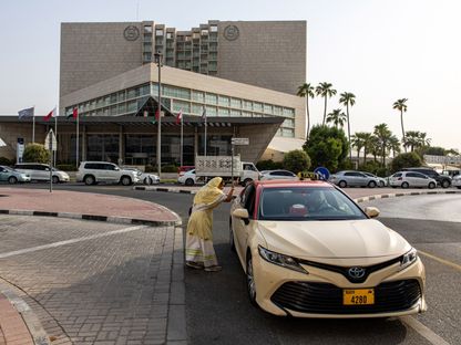 أحد المشاة يستقل سيارة أجرة في منطقة ديرة في دبي، الإمارات العربية المتحدة - المصدر: بلومبرغ