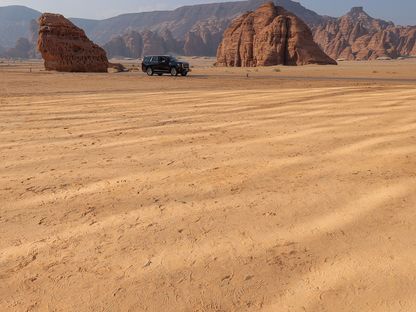 سيارة تسير على طريق صحراوي في العلا، المملكة العربية السعودية - المصدر: بلومبرغ