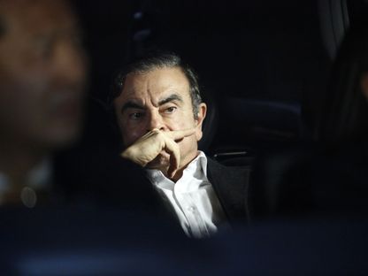 كارلوس غصن ، الرئيس السابق لشركة نيسان موتور ، يجلس في سيارة أثناء مغادرته مكتب محاميه في طوكيو ، اليابان  - المصدر: بلومبرغ
