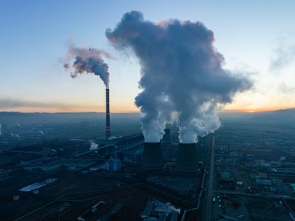 دخان وبخار الماء منبعث من محطة أولان باتور الحرارية رقم 4 للتدفئة وتوليد الكهرباء عند الفجر في أولان باتور، منغوليا، يوم الأحد 12 مارس 2023 - المصدر: بلومبرغ