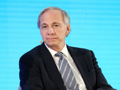 راي داليو، مؤسس \"بريدج ووتر أسوشيتس\" (Bridgewater Associates)، أثناء مشاركته بإحدى الحلقات النقاشية - المصدر: بلومبرغ