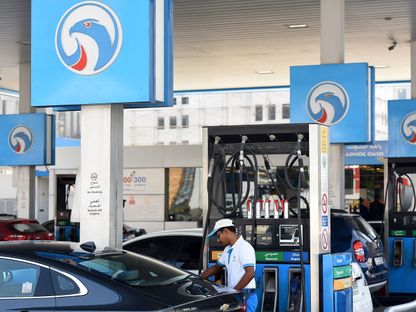 محطة وقود تابعة لشركة أدنوك للتوزيع، أبوظبي، الإمارات العربية المتحدة - المصدر: بلومبرغ