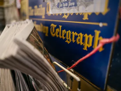 شعار صحيفة \"ديلي تلغراف\" على كشك للجرائد في لندن، المملكة المتحدة - بلومبرغ