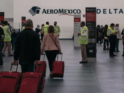 لافتات \"دلتا إيرلاينز\" و\"إيرومكسيكو\" في مطار بينيتو خواريز الدولي، مدينة مكسيكو، المكسيك - بلومبرغ