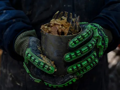 عامل يمسك عينة من التربة في مشروع استكشاف المعادن الأرضية النادرة التابع لشركة ميتيورك ريزوسز  في كالداس نوفاس بولاية ميناس جيرايس في البرازيل، 8 يوليو 2025 - بلومبرغ