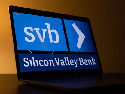 شعار \"بنك سيليكون فالي\" على شاشة كمبيوتر محمول - المصدر: بلومبرغ