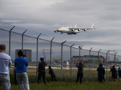 الطائرة الأكبر في العالم \"إن-225 مريا\" من صنع شركة \"أنتونوف\" الأوكرانية تهبط في مطار بيرسون في تورونتو، كندا - المصدر: بلومبرغ