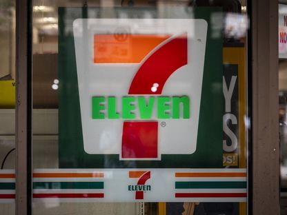 متاجر \"7-Eleven\" من أكبر السلاسل التجارية عالمياً - المصدر: بلومبرغ