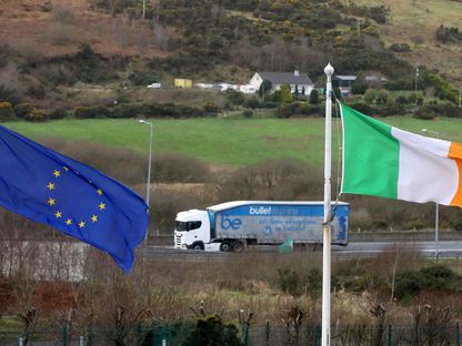 علم الاتحاد الأوربي وعلم ايرلندا يرفرفان على الطريق الحدودي بين الايرلنديتين - Getty Images