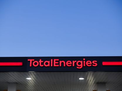 لافتات لشركة \"توتال إنرجيز\" في محطة وقود في تولوز ، فرنسا. - المصدر: بلومبرغ