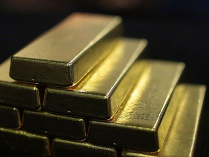 سبائك الذهب أثناء إنتاج سبائك الذهب في مصنع فصل الذهب والفضة التابع لشركة \"ويغوسا\"، التابع لشركة \"أوميكور\"، في فيينا ، النمسا. - المصدر: بلومبرغ