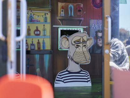 لوحة \"القرد الملل\" تزين مدخل مطعم \"جائع وملل\" في لونغ بيتش بولاية كاليفورنيا الأمريكية. يستخدم مطعم البرغر أعمال فنية من مجموعة الرموز غير القابلة للاستبدال \"بورد إيب ياكت كلوب\" لعلامته التجارية. - المصدر: بلومبرغ