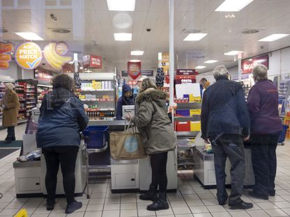 يستخدم المتسوقون عمليات الدفع الذاتية داخل سوبر ماركت في غيلدفورد، المملكة المتحدة - المصدر: بلومبرغ