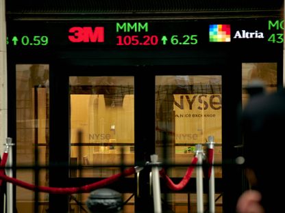 شاشة إلكترونية تعرض تحركات الأسهم في بورصة نيويورك، نيويورك، الولايات المتحدة، يوم الاثنين 28 أغسطس 2023 - المصدر: بلومبرغ