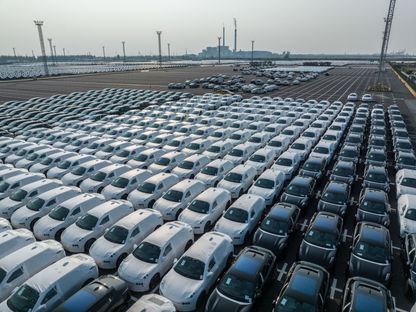 سيارات \"زيكر\" الكهربائية التي تنتجها شركة \"جيلي أوتوموبيل هولدينغز\"متجهة للشحن إلى أوروبا في ميناء تايتسانغ في تايتسانغ، مقاطعة جيانغسو، الصين - المصدر: بلومبرغ