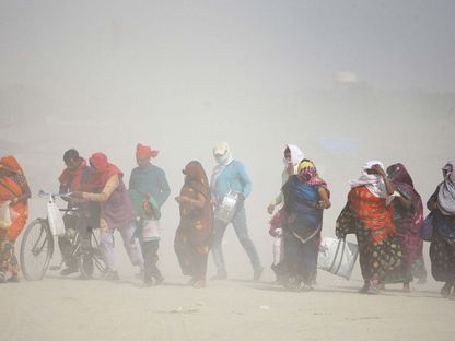 مارة يتحدون موجة الحرّ في الله آباد في أوتار براديش يوم السابع من يونيو - المصدر: بلومبرغ