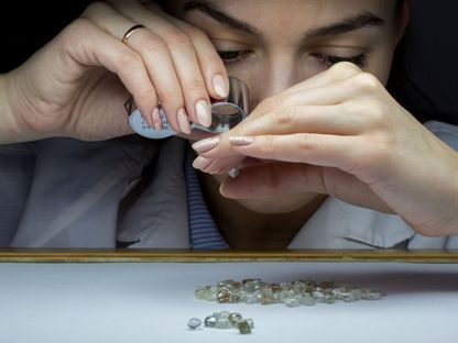 موظفة تفحص الألماس الخام في مركز فرز في موسكو، روسيا - المصدر: بلومبرغ