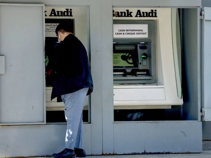 رجل يقف أمام ماكينة صرف آلي تابعة لبنك \"عودة\" في العاصمة اللبنانية، بيروت، يوم 20 يناير 2023  - المصدر: أ.ف.ب