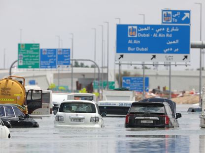 أحد شوارع الإمارات غمر بالمياه بفعل الأمطار الغزيرة - الشرق/بلومبرغ