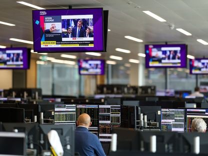 جلسة مداولات لحزب المحافظين معروضة على مجموعة من أجهزة التلفاز ورئيس الوزراء الحالي ريشي سوناك يظهر جالساً في الصورة على اليسار - المصدر: بلومبرغ