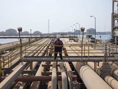مهندس في إحدى منشآت النفط السعودية - المصدر: بلومبرغ