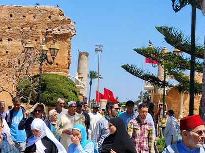 مغاربة في بوابة الموقع الأثري \"صومعة حسان\" وسط العاصمة الرباط - الشرق/بلومبرغ