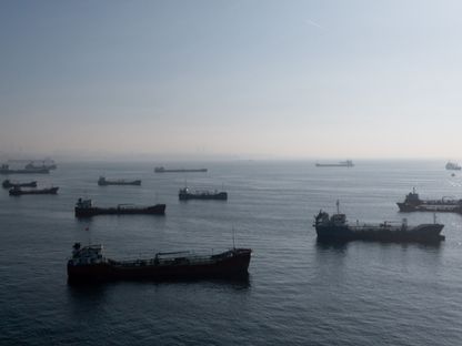 سفن محملة بالحبوب من أوكرانيا تنتظر إجراءات التفتيش وهي راسية قبالة ساحل إسطنبول بتاريخ 2 نوفمبر 2022 في اسطنبول في تركيا.  - المصدر: غيتي إيمجز