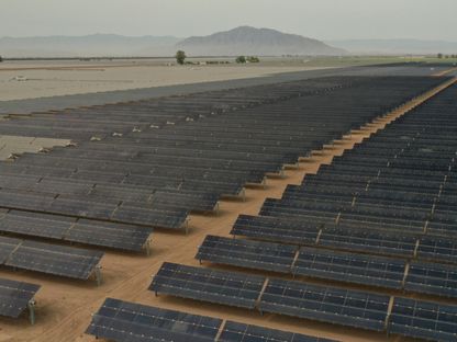 شوهد دخان من حريق الوادي أمام الألواح الكهروضوئية في Calexico Solar Farm II  فوق كاليكسيو، كاليفورنيا ، الولايات المتحدة  - المصدر: بلومبرغ